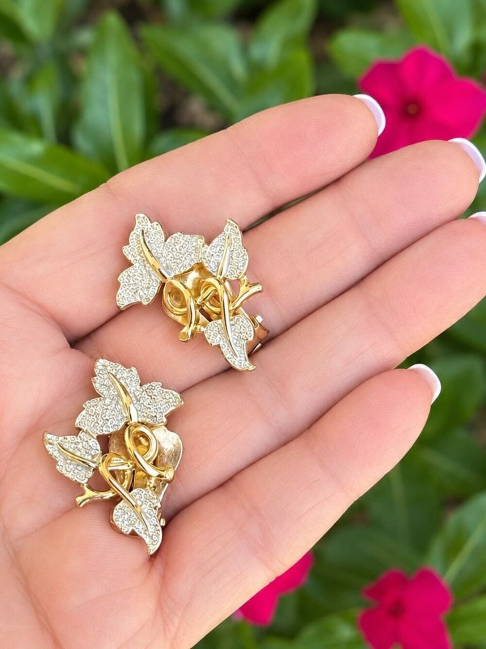 Vintage Sarah Coventry Gold & Silver Textured Leaf Clip-On Earrings Signed SC